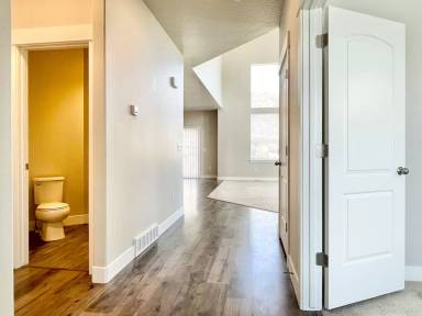 Main picture of 446 N Hill View Dr