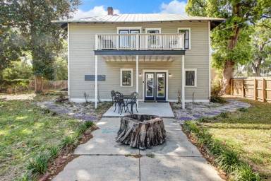Main picture of 26 E 2nd St