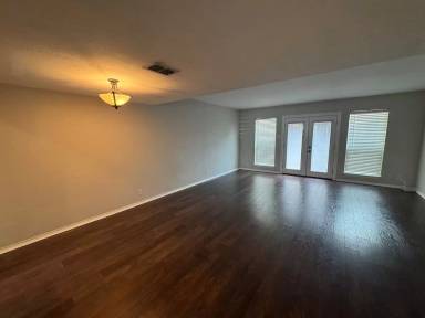 Main picture of 5110 Lake Shore Dr