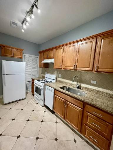 Main picture of 5941 N Broadway St