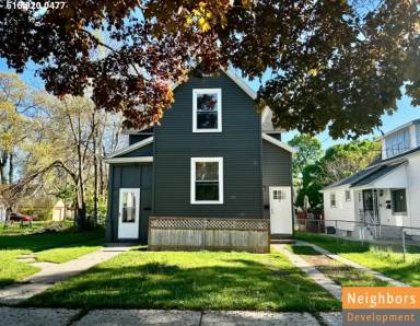 Main picture of 223 W Grand Ave