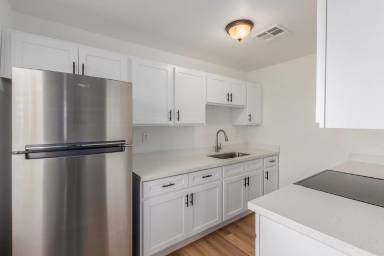 Main picture of 3323 W Monroe St