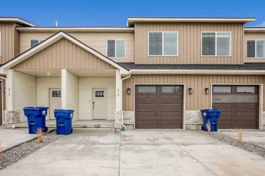 Main picture of 914 Home Run Ave