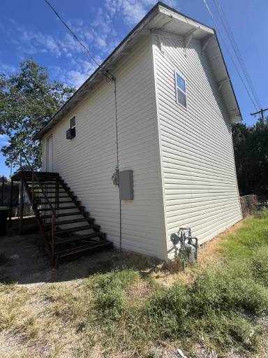 Main picture of 405 1/2 W 10th St