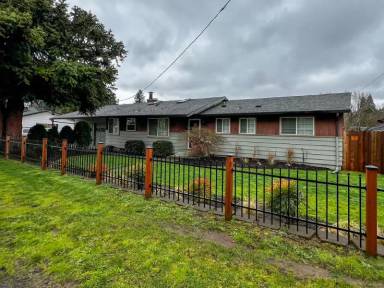 Main picture of 100 NE 68th St