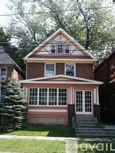 Main picture of 711 W 7th St