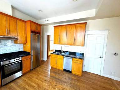 Main picture of 1826 W Cermak Rd