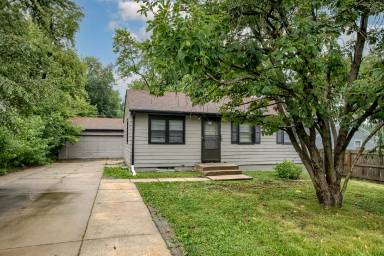 Main picture of 911 Adams St