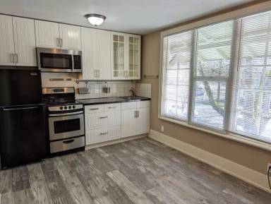 Main picture of 961 W 5th Ave
