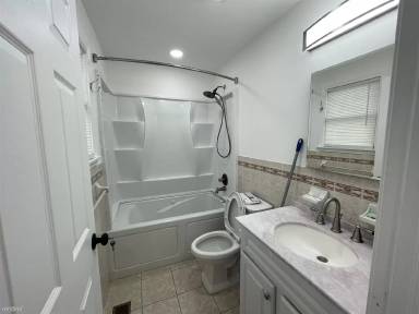 Main picture of 47-49 Carmen Ct