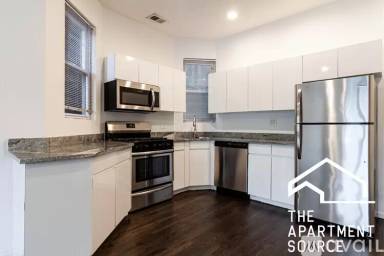 Main picture of 3328 N Clark St