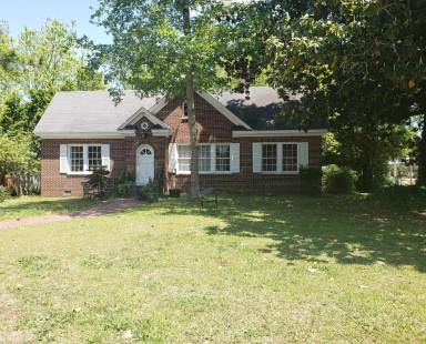 Main picture of 102 N Oak St