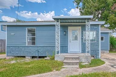 Main picture of 6715 Victoria St