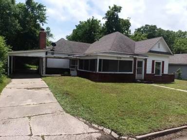 Main picture of 839 E 2nd St