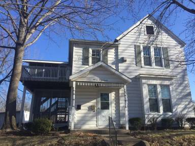 Main picture of 2067 Oak St