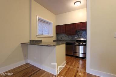 Main picture of 1425 N Dearborn St