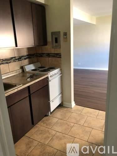 Main picture of 4858 Lee St