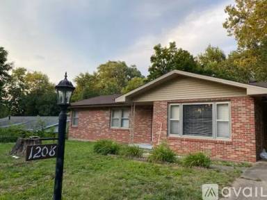 Main picture of 1208 Apache St