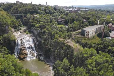 Main picture of The Breeze Apartments
