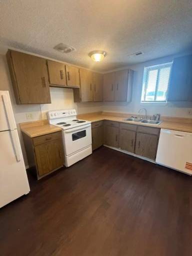 Main picture of 2701 S Emporia St