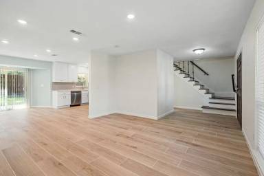 Main picture of 2101 Country Dell Dr