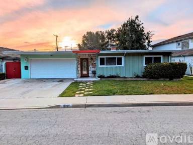 Main picture of 1051 Divina Vista St