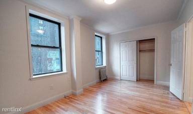 Main picture of 305 W 45th St