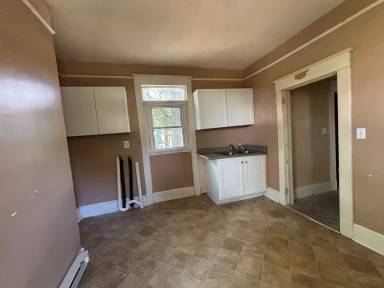 Main picture of 301 S High St