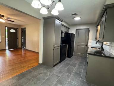 Main picture of 421 NW 57th St