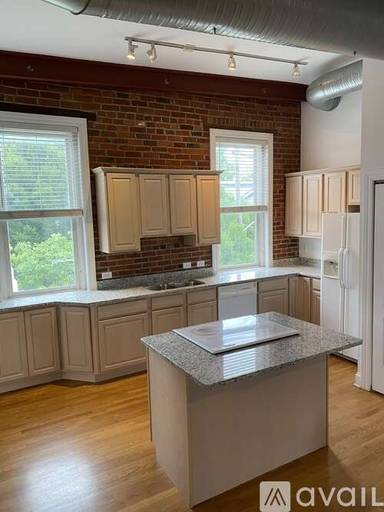 Main picture of 682 N Pearl St