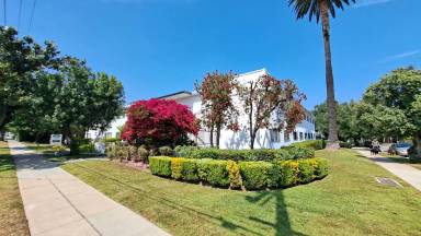 Main picture of 100 S Altadena Dr