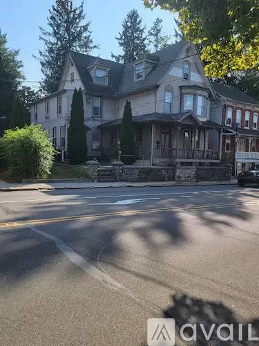 Main picture of 14 W Penn Ave