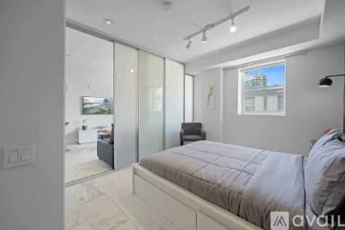 Main picture of 100 Collins Ave