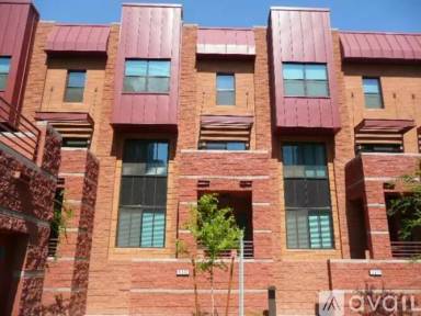 Main picture of 330 S Farmer Avenue Apartments