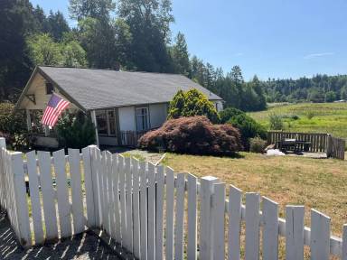 Main picture of 12821 Pioneer Way E
