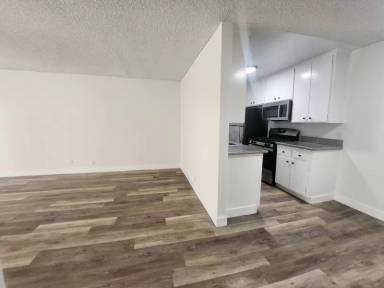 Main picture of 123 S Catalina St