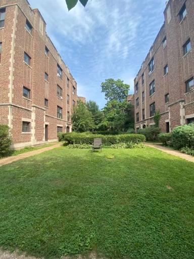 Main picture of 2435 W Greenleaf Ave