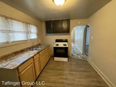 Main picture of 826 W Main St