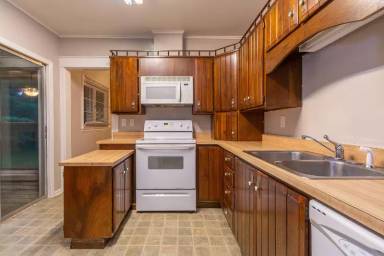 Main picture of 324 E 2nd St
