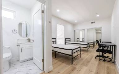 Main picture of 1286 W 35th Pl