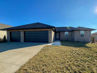 Main picture of 222 W Canterbury Ln