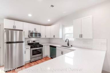 Main picture of 2417 Benton St