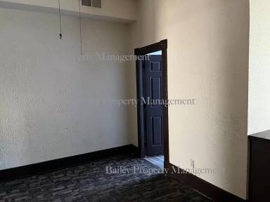 Main picture of 329 E Oak St