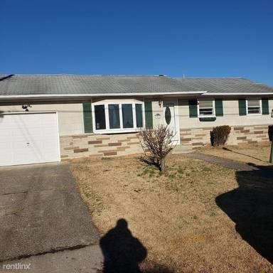 Main picture of 18 W Delaware Dr