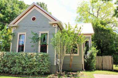Main picture of 301 College Ave