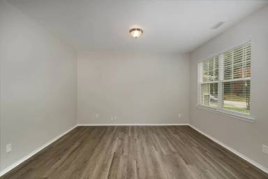 Main picture of 7007 Lake Grove Blvd
