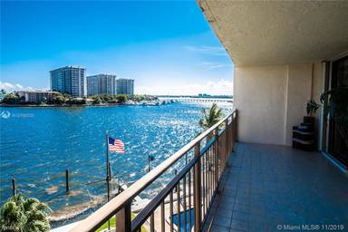 Main picture of 1632 S Bayshore Ct