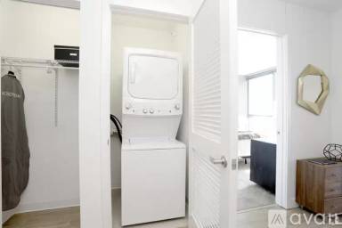 Main picture of 222 N La Salle Dr