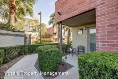 Main picture of 525 W Lakeside Dr