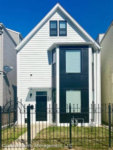 Main picture of 2831 N Avers Ave